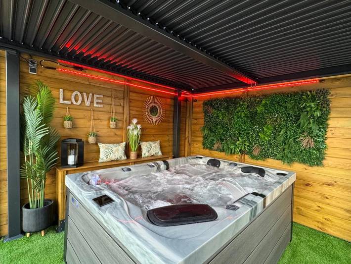 Ferienwohnung für 2 Personen, mit Pool und Whirlpool sowie Garten - 1