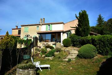 Gîte pour 4 personnes, avec terrasse et jardin, animaux acceptés à Vachères