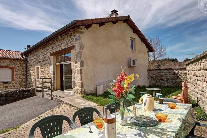 Gîte pour 12 personnes, avec Terrasse et Jardin dans Apinac