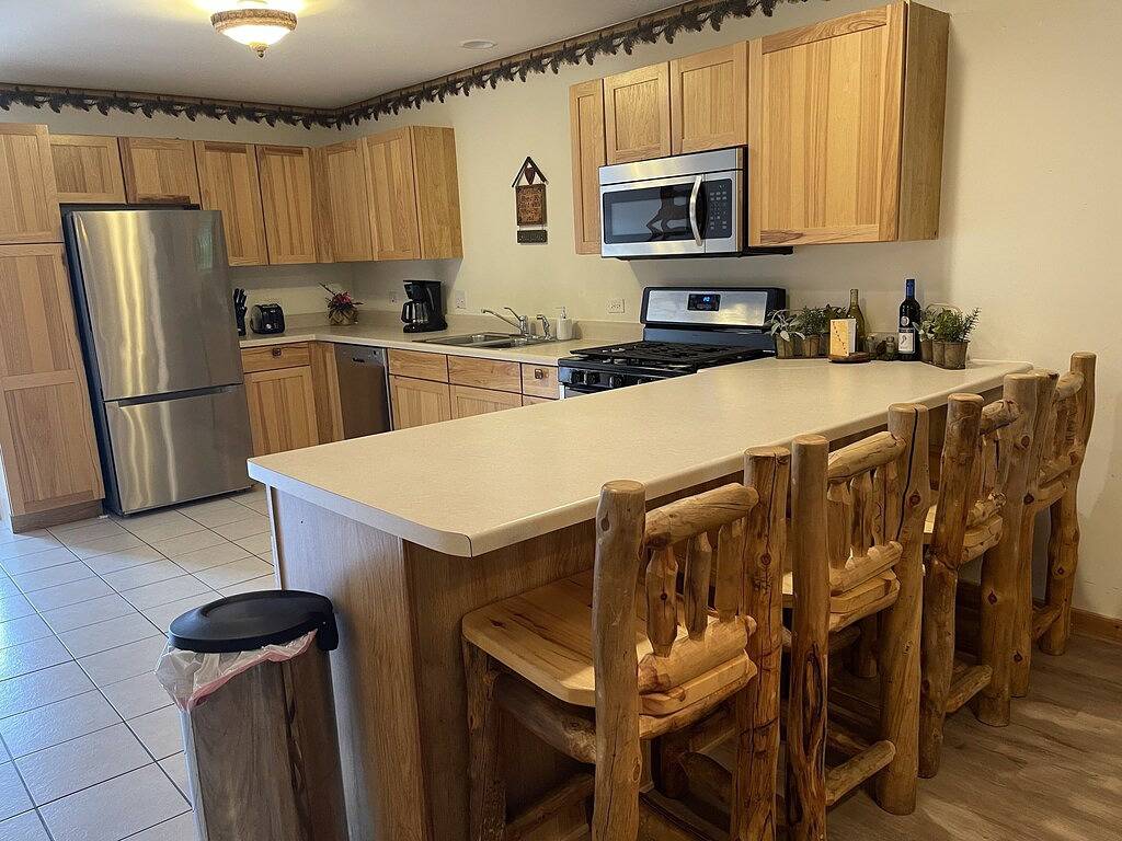 Newer Rustic Wifi Villa by Starved Rock sleeps 7. A guest favorite!! in Starved Rock State Park