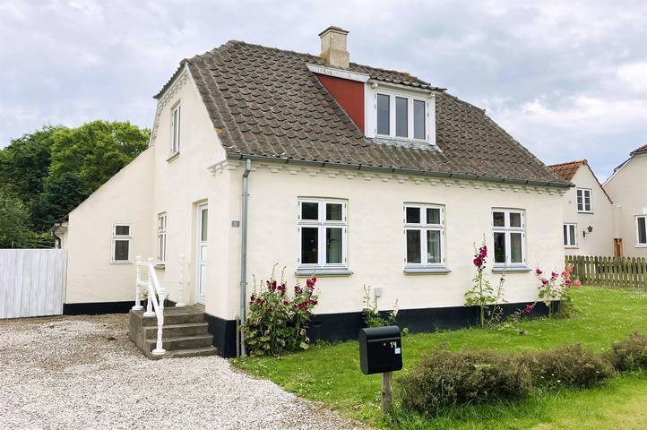 Ferieudlejning for 6 personer, med Terrasse og Have i Lohals