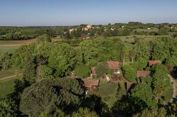 Gîte pour 5 personnes, avec terrasse ainsi que jardin et piscine à Saint-Avit-Sénieur