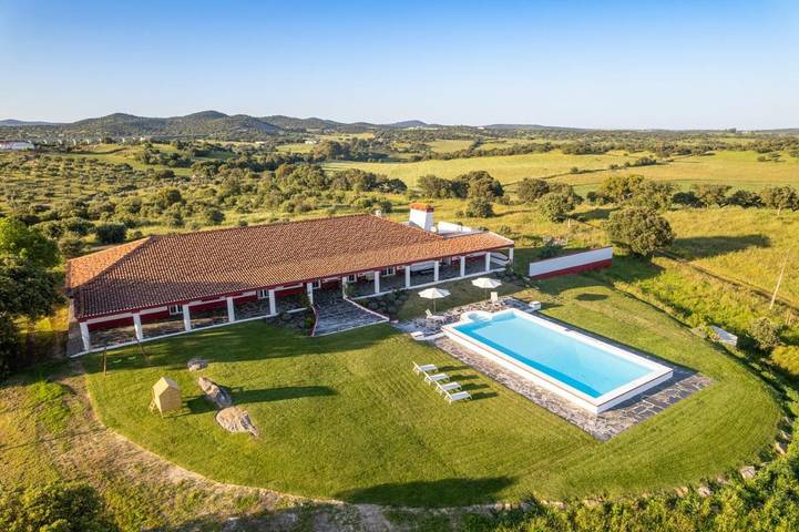 Casa de férias para 12 pessoas, com jardim e vista e ainda piscina em Elvas