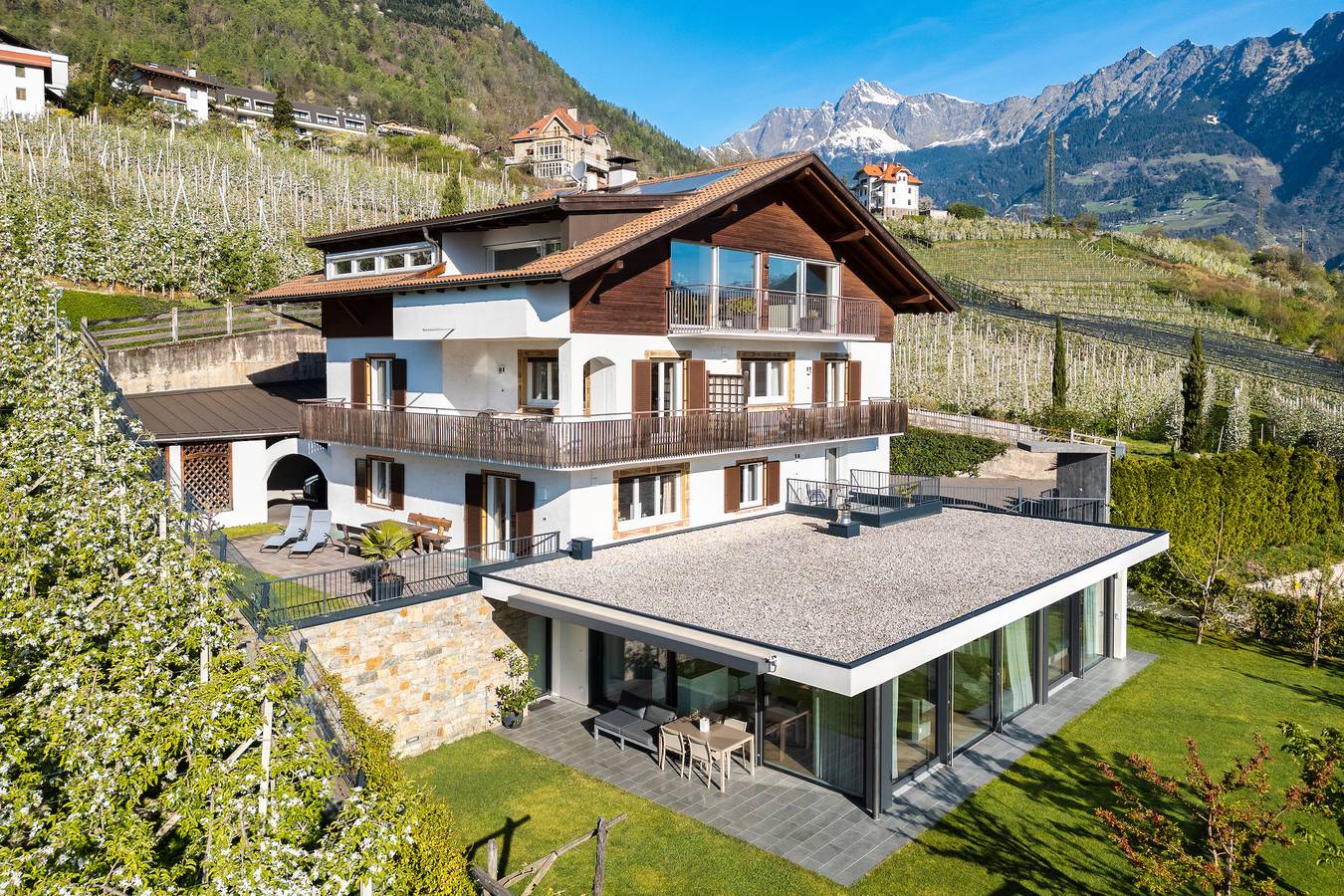Apartamento entero, Apartment 'Freiblick Groß' with Mountain View, Shared Terrace and Wi-Fi in Marling, Ortler Alps