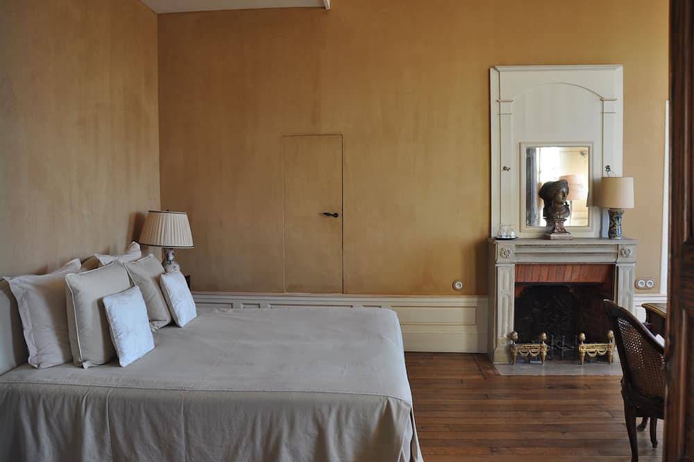 Dream room in 18th century manor house in Senlis, Oise