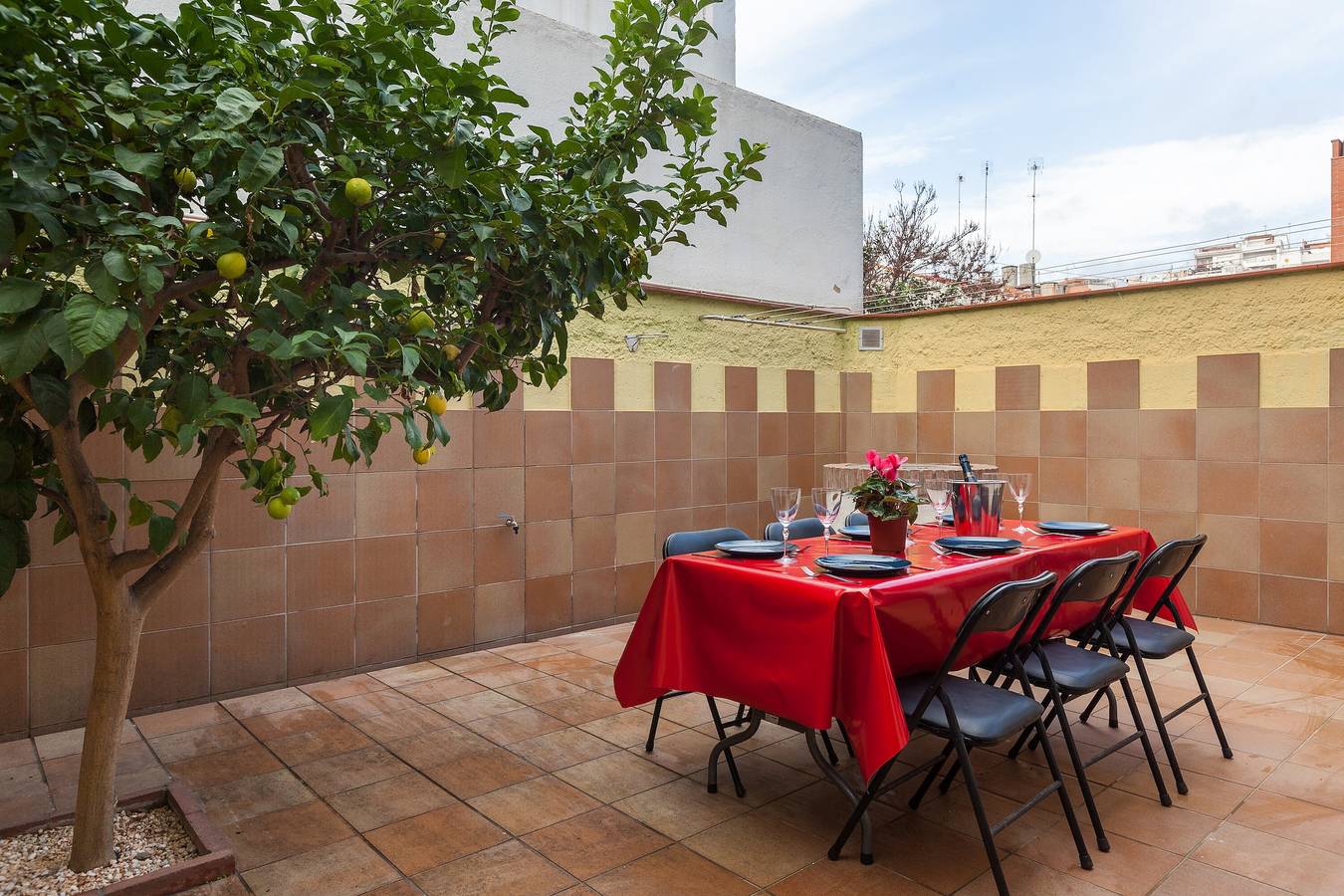 Appartement entier, Appartement 'Lemon Tree' avec terrasse privée, Wi-Fi et climatisation in Canet de Mar, Costa del Maresme