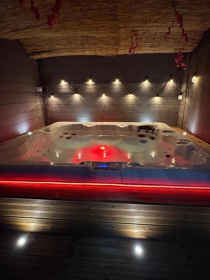 Tente pour 2 personnes, avec Jacuzzi et Terrasse ainsi que Jardin et Vue en Ille-et-Vilaine - 2