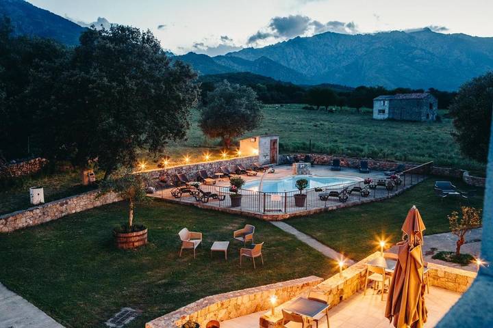 Chambre d’hôte pour 2 personnes, avec Terrasse et Jardin ainsi que Piscine et Vue