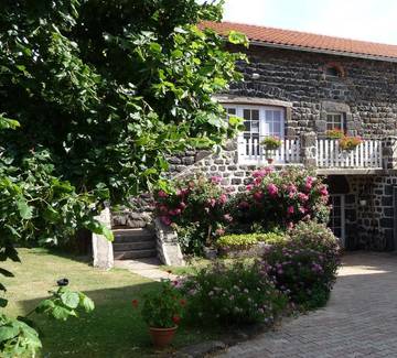 Gîte pour 6 personnes, avec jardin dans Séneujols