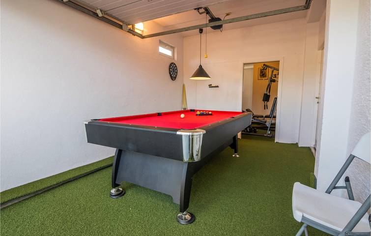Reizende Ferienwohnung mit Meerblick, Pool, Küche und Parkplatz – 2,5 km vom Strand entfernt in Zadar Stadt, Zadar (Kommun)