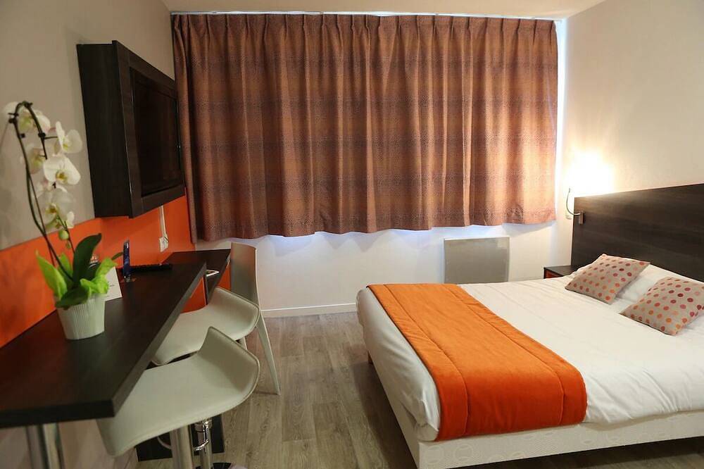 Double Studio Close to Tramway, Shopping Centers and Paris Sightseeing in Chevilly-Larue, Val-de-Marne