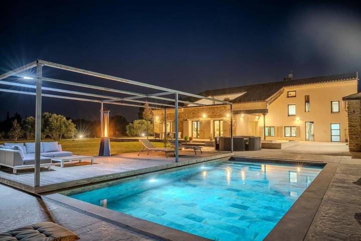 Villa pour 10 personnes, avec piscine ainsi que terrasse et vue, animaux acceptés à Orange