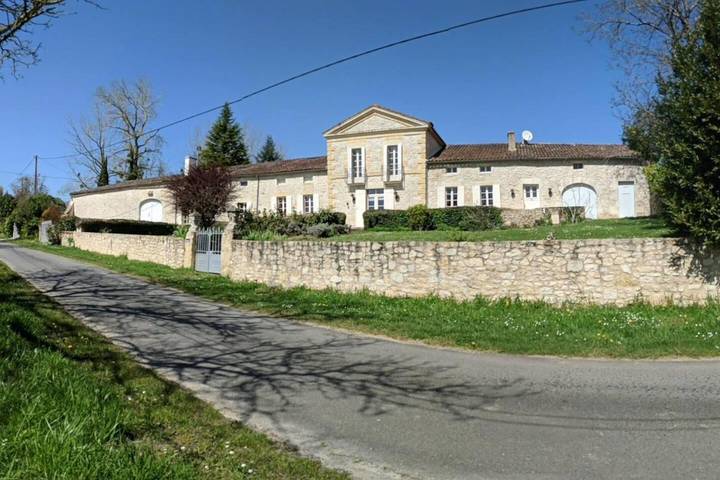 Location de vacances pour 17 personnes, avec jardin ainsi que terrasse et piscine à Dieulivol - 2