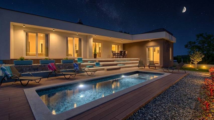 Villa pour 8 personnes, avec piscine ainsi que balcon et jardin à Medulin
