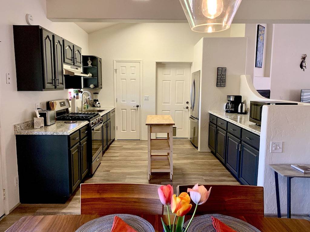 Centrally located @ heart of Sedona w New Hottub, King & 2 Queens, Dog Friendly! in Sedona, Oak Creek Canyon