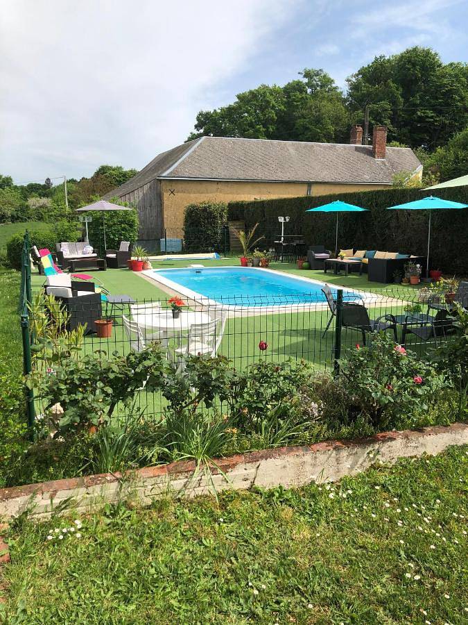 Gîte pour 3 personnes, avec vue ainsi que jardin et piscine, animaux acceptés à La Chapelle-Gaugain