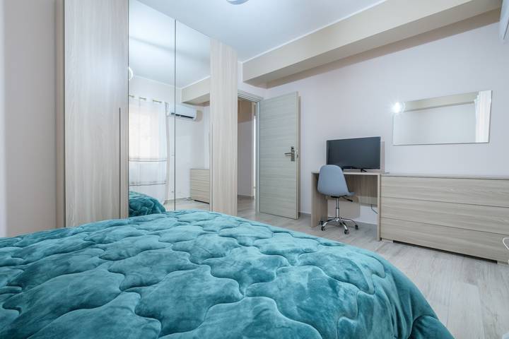 Entire apartment, Holiday Apartment "Damilhouse 3" with Balcony & Wi-Fi in Messina, Messina Province
