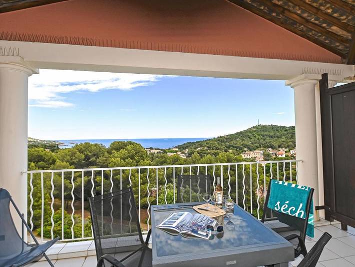 Gîte pour 6 personnes, avec jardin ainsi que piscine et terrasse dans Gare Du Dramont