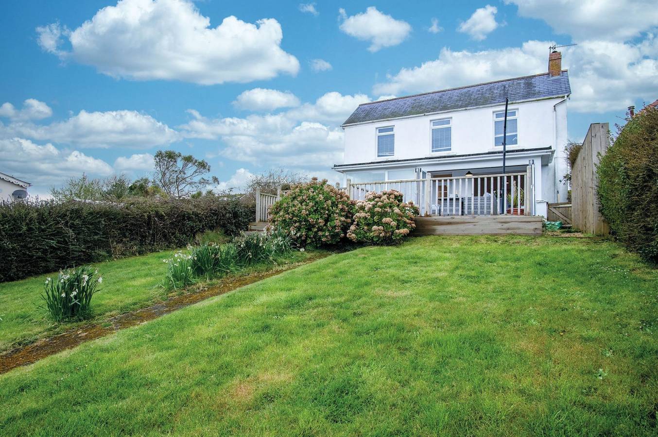 Entire apartment, Pencw Garden View - 3 Bed Apartment - Saundersfoot in Saundersfoot, Pembrokeshire