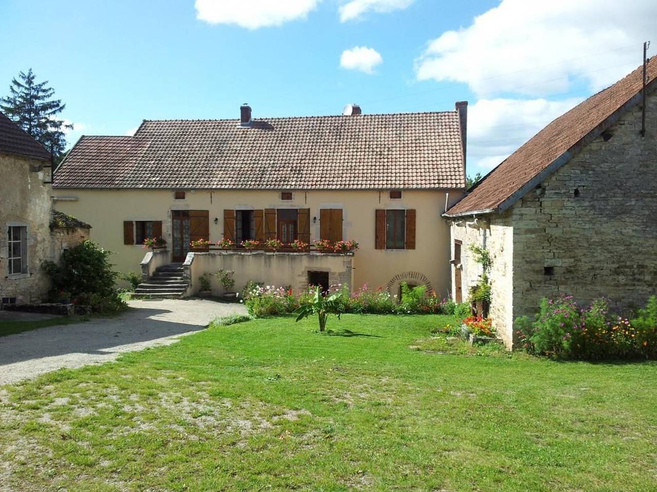 Acogedora casa de pueblo, se admiten mascotas, aparcamiento seguro in Montceau-et-Écharnant, Beaune region