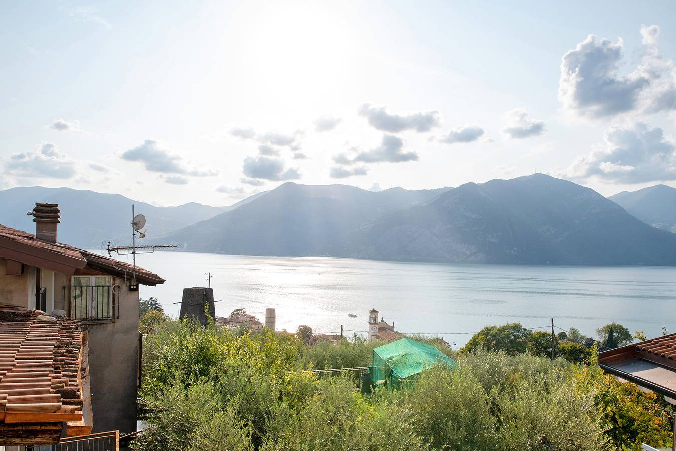 Vakantiehuis 'Casa Tua Alla Torre' met uitzicht op het meer, Wi-Fi en airconditioning in Marone, Gemeente Marone