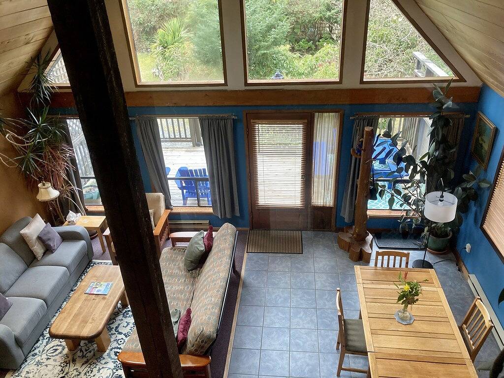 The Hacienda on South Chesterman. One minute walk to the beach. Relax and Unwind in Tofino, Alberni-Clayoquot Regional District