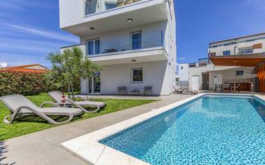 Villa für 8 Personen, mit Meerblick und Pool sowie Terrasse und Garten in Medulin