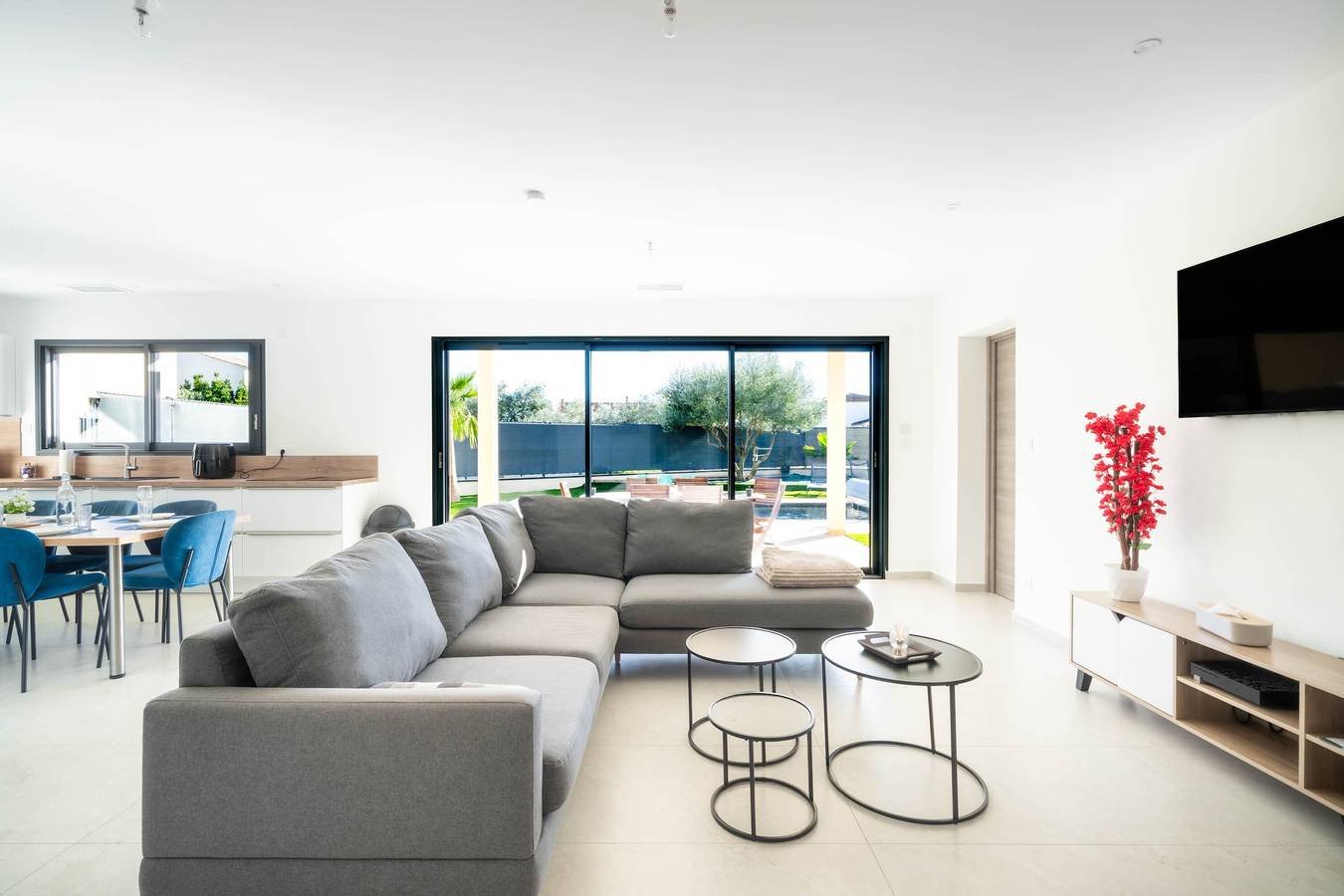 Casa Vacacional 'Villa Moderne Avec Piscine' con Piscina Privada, Wi-Fi y Aire Acondicionado in Beaucaire, Region de Nimes