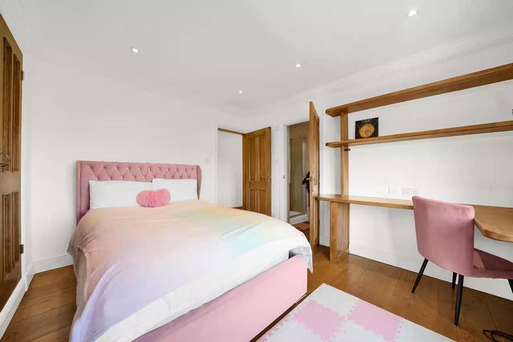 Berry Lodge I 5 Bed House Sleeps 10 -Hot Tub -Spa in Havering, London