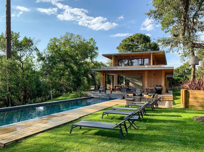 Location de vacances pour 12 personnes, avec jacuzzi et piscine ainsi que balcon et jardin à Hossegor