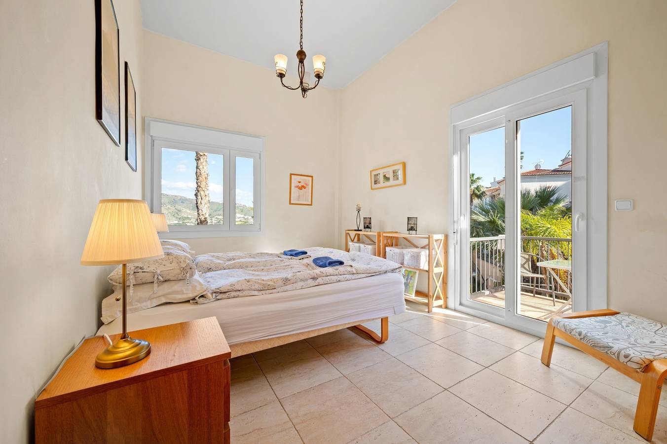 Panorama-Meerblick-Villa mit großer Terrasse, Gemeinschaftspools & Platz für 8 Personen in Fuentes de Almunecar, Almuñecar