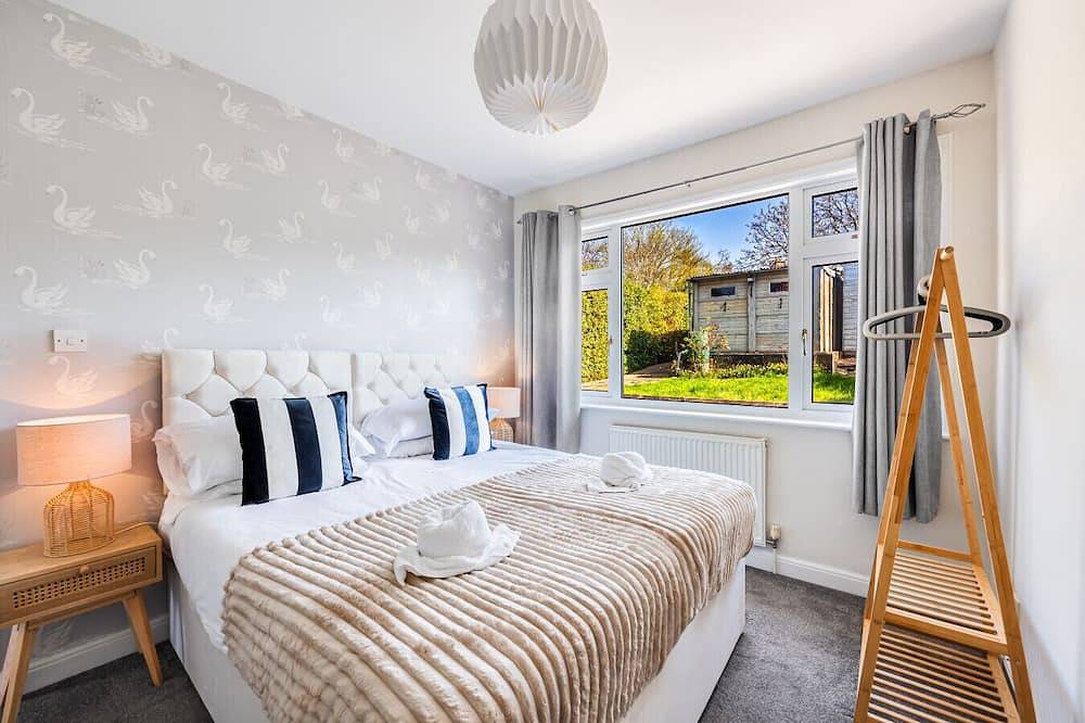 Charming Detached Bungalow  • Driveway Parking • Garden • Wifi • Smart Tv in Northampton, Northamptonshire