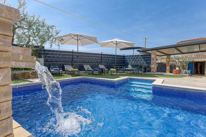 Ferienhaus für 5 Personen, mit Balkon/Terrasse und Garten sowie Pool in Kosinozici