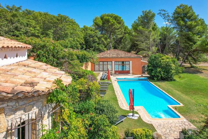 Tente pour 3 personnes, avec Jacuzzi et Terrasse ainsi que Jardin et Piscine