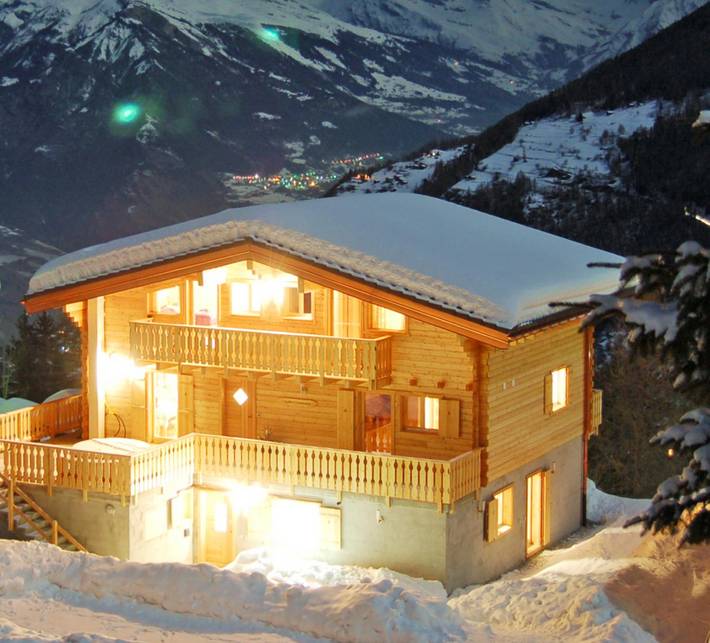 Chalet pour 14 personnes, avec sauna ainsi que jacuzzi et balcon en Suisse