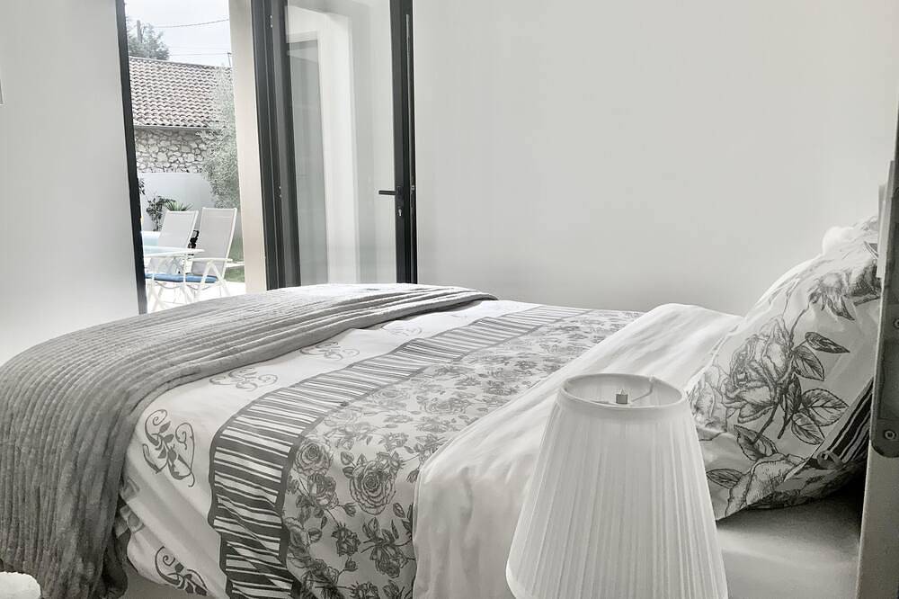 Villa Moderne. Air Conditioned. Swimming Pool. Barbecue. No Vis A Vis. Optical Fiber in Aviñón, Vaucluse