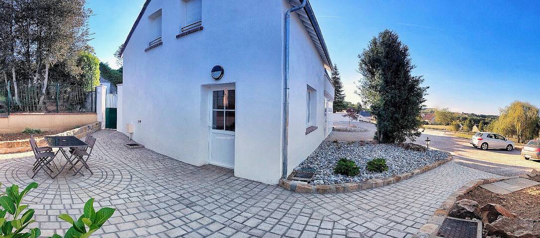 Gîte pour 6 personnes, avec jardin et terrasse à Château-Renard
