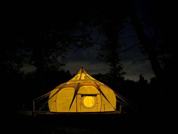 Camping voor 2 personen, with tuin and terras as well as zwembad and uitzicht in Limousin