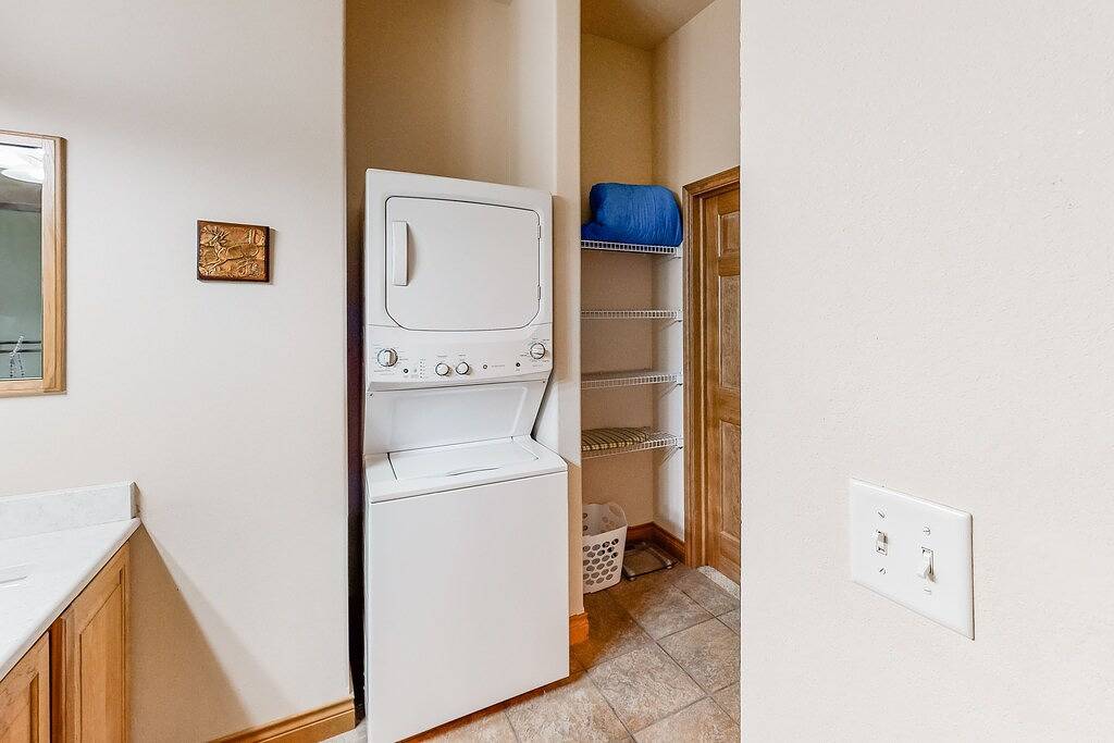 Ganze Wohnung, Spacious Condo on Blue River w/Shared Hot Tub, Water-View Balcony - Near Skiing in Silverthorne, Arapaho and Roosevelt National Forests