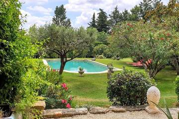Gîte pour 12 personnes, avec jardin et balcon à La Bastide-d'Engras