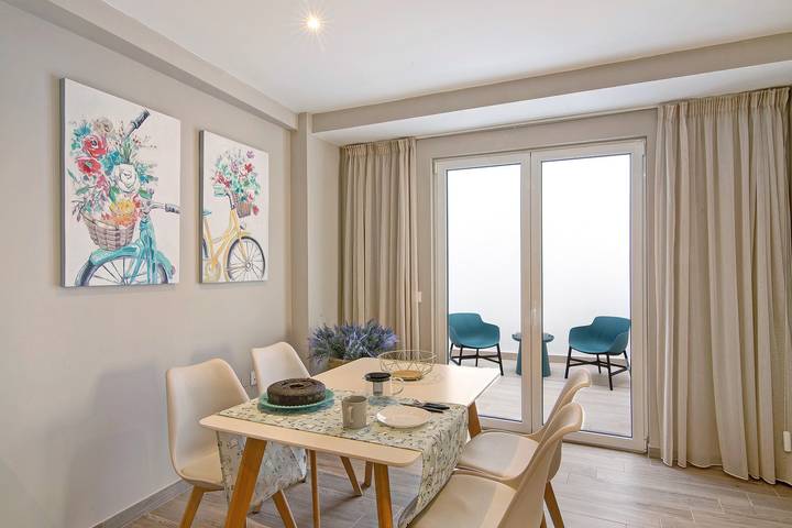 Holiday Home "Casa Rebelo da Silva" with Private Open Terrace & Wi-Fi in Sé (Faro), Faro (Sé e São Pedro)