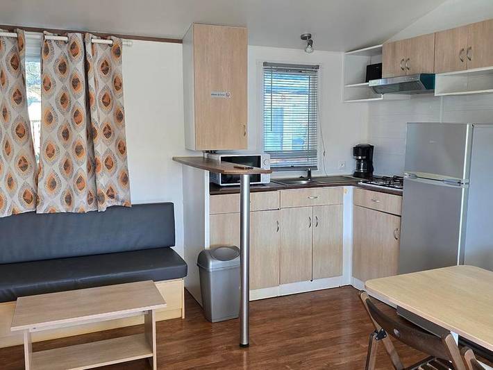 Flower Camping Orly d'Azur - Mobilheim 6 personen - Mobilheim Cayanne Standard Clim 31m² - 2 Schlafzimmer, halbüberdachte Terrasse - Klimaanlage in Six-Fours les Plages, Mittelmeerküste (Frankreich)
