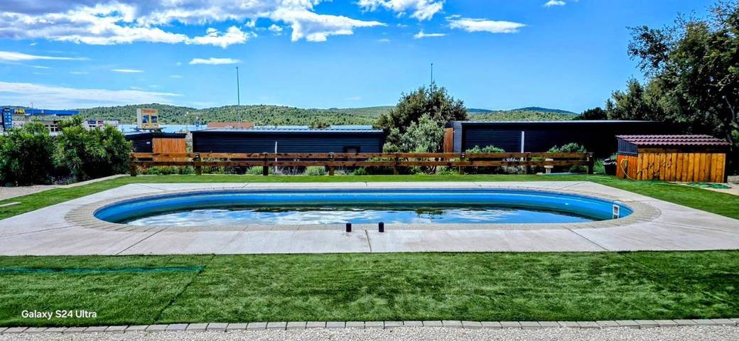 Camping pour 5 personnes, avec vue et terrasse ainsi que jardin et piscine, animaux acceptés à Pirovac - 3