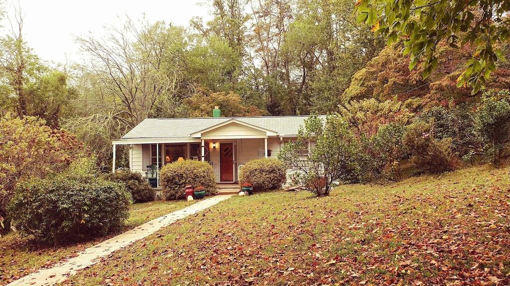Gemütliches Wiesenhäuschen erwartet Sie. in Blue Ridge Parkway, Buncombe County