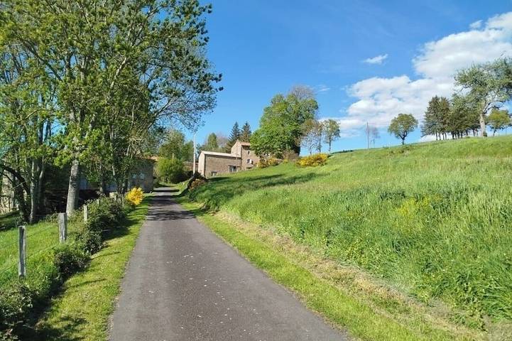Location de vacances pour 6 personnes, avec Terrasse et Jardin à Saint-Genès-la-Tourette