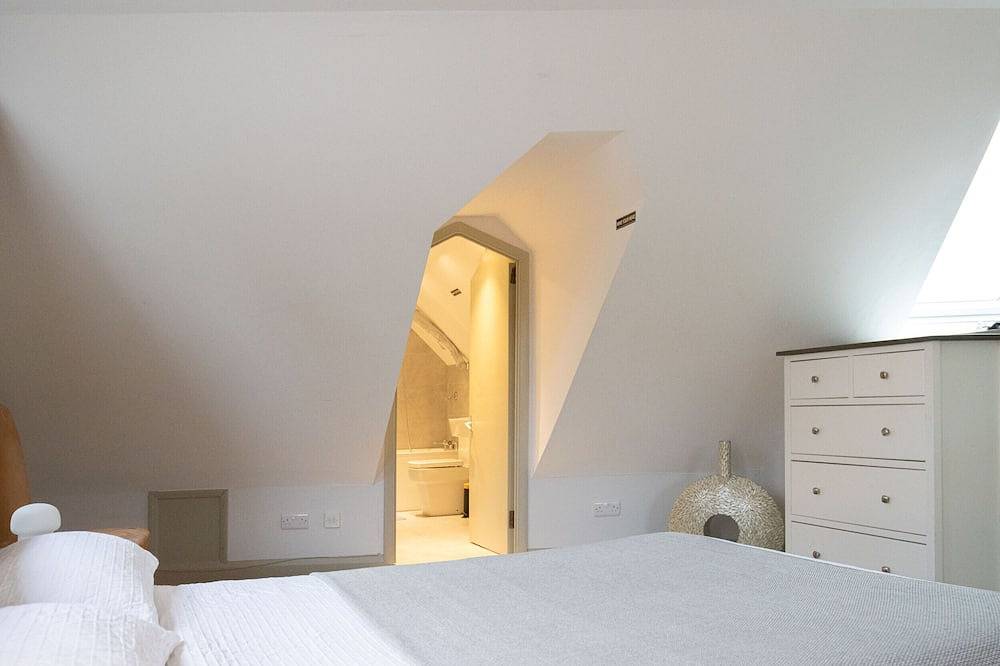 Big Loft in the Heart of Cheam Village (35 min from London City) in Sutton (London), London