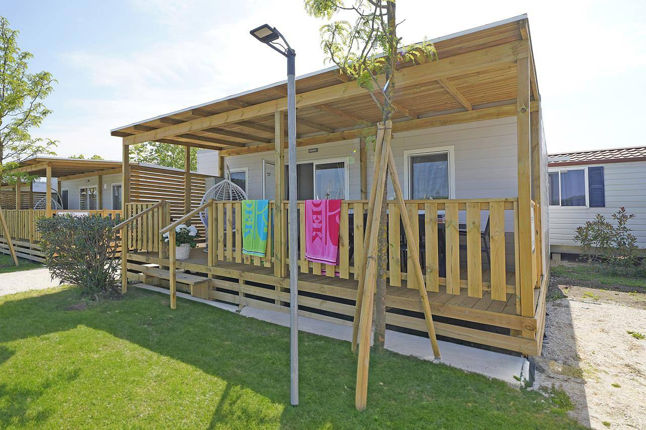 Ferienpark Butterfly Mobilehome Nabucco Deluxe S für 6 Personen in Peschiera del Garda, Montañas Garda