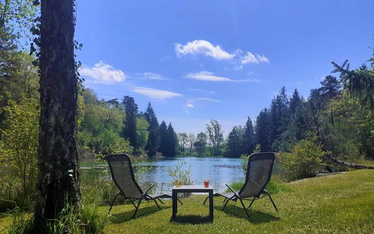 Location de vacances pour 4 personnes, avec jardin ainsi que vue sur le lac et vue, animaux acceptés à Saint-Martin-des-Combes