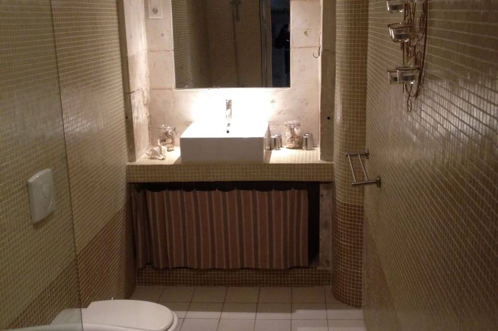 Apartamento entero, Sirocco-Apartamento-Superior-Baño privado con bañera-Vista a la Calle in Barjac, Región de Alès