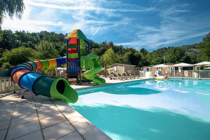 Camping pour 4 personnes, avec Terrasse ainsi que Jacuzzi et Piscine